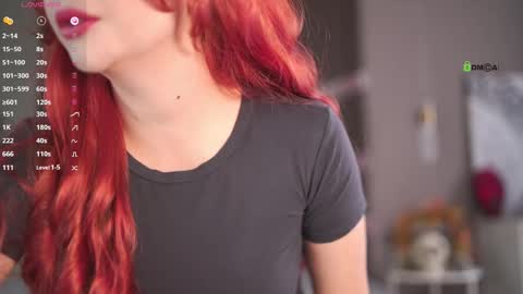 Snapshot of foxylovesyou chatting on October 17, 7:33 am foxylovesyou online show from October 17, 7:33 am