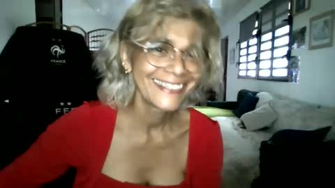 Snapshot of francelune chatting on February 2, 12:24 pm francelune online show from February 2, 12:24 pm