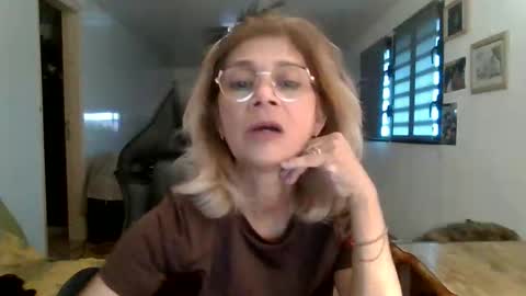 Snapshot of francelune chatting on October 14, 1:35 pm francelune online show from October 14, 1:35 pm