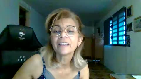 Snapshot of francelune chatting on September 22, 1:09 pm francelune online show from September 22, 1:09 pm
