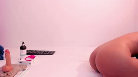 Laura online show from November 27, 8:45 pm