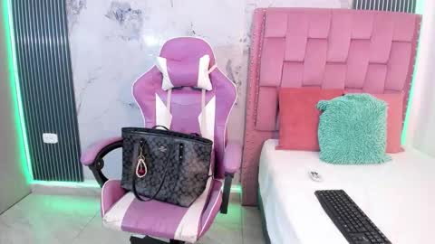 Laura online show from December 13, 7:53 pm