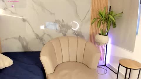   Independent model online show from March 1, 12:49 pm