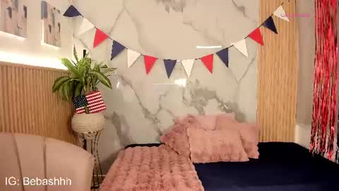   Independent model online show from July 10, 11:32 am