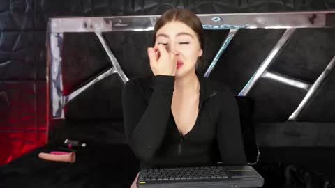 Gigi online show from November 28, 12:52 pm