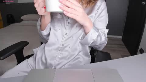 gigihadd online show from April 21, 1:18 pm