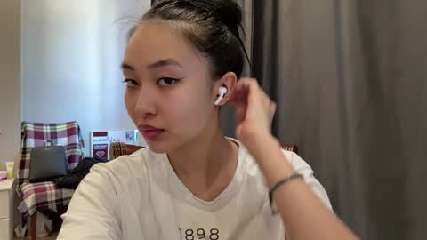 Mia online show from April 7, 9:44 am