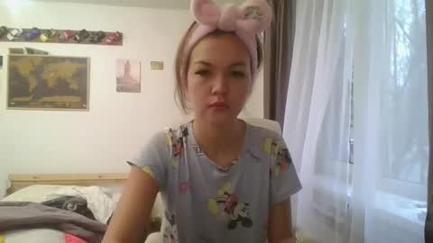 Snapshot of glitter_doll chatting on January 26, 8:03 am glitter_doll online show from January 26, 8:03 am
