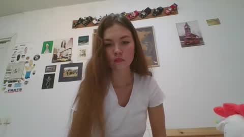 Snapshot of glitter_doll chatting on January 21, 1:22 pm glitter_doll online show from January 21, 1:22 pm