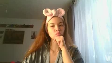 Snapshot of glitter_doll chatting on January 6, 8:03 am glitter_doll online show from January 6, 8:03 am