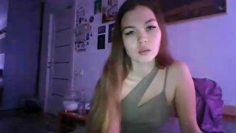 Snapshot of glitter_doll chatting on January 23, 1:24 pm glitter_doll online show from January 23, 1:24 pm