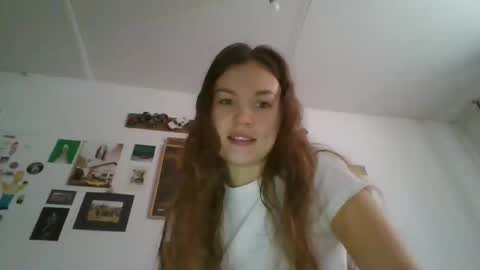 Snapshot of glitter_doll chatting on January 14, 9:35 am glitter_doll online show from January 14, 9:35 am