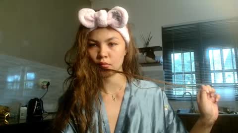 Snapshot of glitter_doll chatting on October 25, 8:11 am glitter_doll online show from October 25, 8:11 am