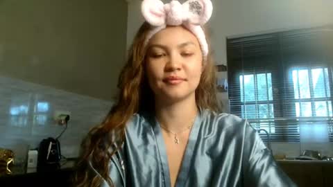Snapshot of glitter_dolly chatting on October 25, 8:11 am glitter_dolly online show from October 25, 8:11 am