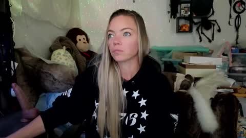 Snapshot of goddess_of_mars chatting on October 22, 2:33 pm Patricia Mars Goddess of Mars twitter thegoddessmindy online show from October 22, 2:33 pm