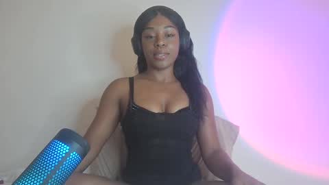 Snapshot of goddessblackk chatting on December 20, 11:05 pm Miss Raven Black online show from December 20, 11:05 pm