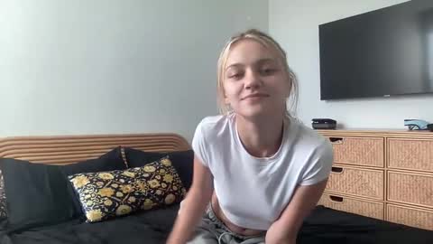 Snapshot of greeneyeddream129 chatting on December 14, 8:51 pm mila 3 online show from December 14, 8:51 pm