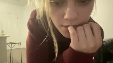 Snapshot of greeneyeddream129 chatting on December 13, 11:17 pm mila 3 online show from December 13, 11:17 pm