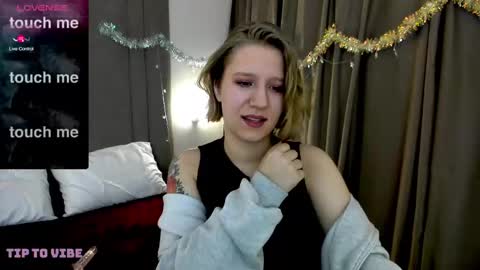 Snapshot of haileyfoxy chatting on January 2, 2:11 am Hailey online show from January 2, 2:11 am