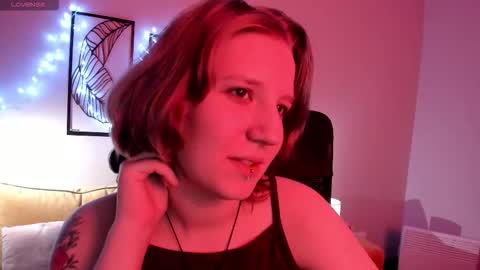 Snapshot of haileyfoxy chatting on October 19, 9:22 am Hailey online show from October 19, 9:22 am