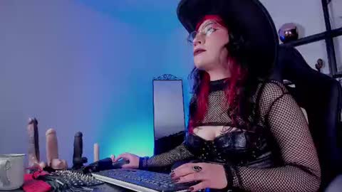 halley_ravenn online show from June 9, 8:52 pm