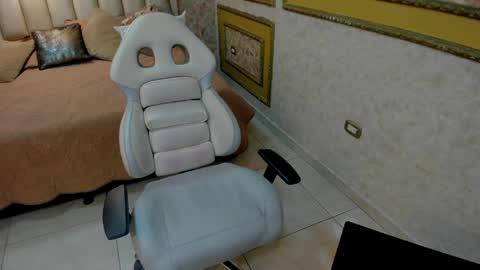 Hannna online show from May 11, 1:46 pm