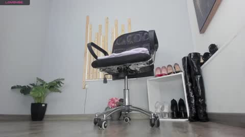 HANNAH HOWELL online show from December 21, 10:50 am