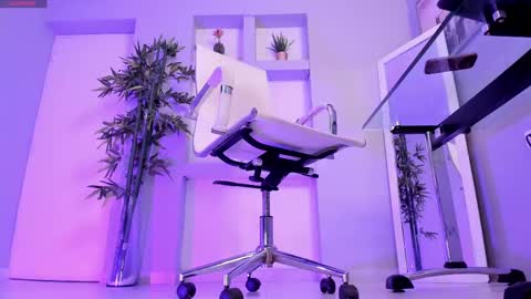 HANNAH HOWELL online show from February 19, 9:50 am