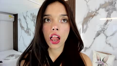 Snapshot of hannahill69 chatting on December 21, 4:41 am Hannahill69 online show from December 21, 4:41 am