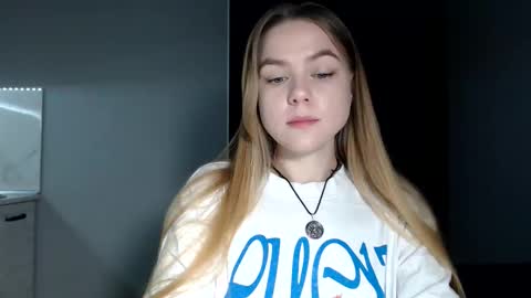 happy_fox_ online show from April 19, 8:00 pm