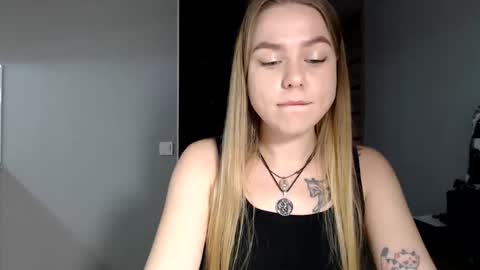 happy_fox_ online show from April 10, 8:04 pm