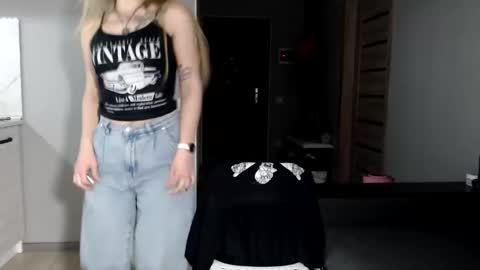 happy_fox_ online show from March 16, 9:08 pm