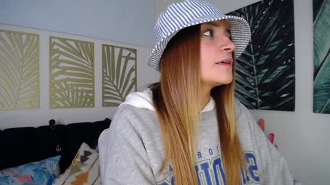 Snapshot of hat_girl chatting on February 4, 5:53 am Nicole online show from February 4, 5:53 am