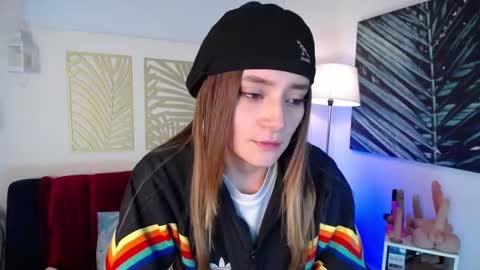 Snapshot of hat_girl chatting on March 7, 4:02 am Nicole online show from March 7, 4:02 am