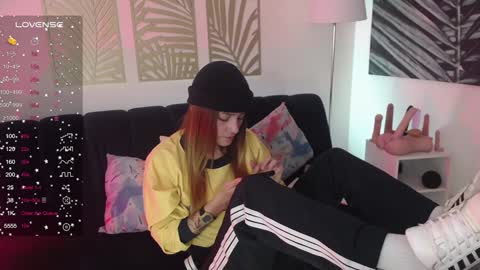 Snapshot of hat_girl chatting on January 18, 4:04 am Nicole online show from January 18, 4:04 am