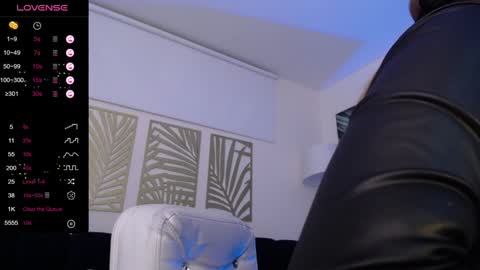 Snapshot of hat_girl chatting on December 10, 4:34 am Nicole online show from December 10, 4:34 am