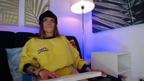 Snapshot of hat_girl chatting on February 13, 4:54 am Nicole online show from February 13, 4:54 am