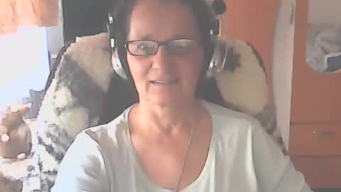 hellenmarie online show from October 11, 10:20 am