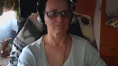 hellenmarie online show from December 15, 11:45 am