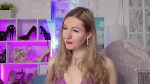 Snapshot of hello_lisha chatting on January 6, 8:14 am Alisia Monday to Friday from 10 am to 4 pm GMT 2 online show from January 6, 8:14 am