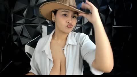 heluehorny13 online show from November 3, 6:06 am