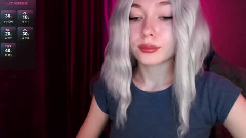 Snapshot of hey_nora_ chatting on December 17, 11:38 pm Nora online show from December 17, 11:38 pm