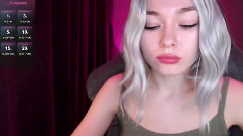 Snapshot of hey_nora_ chatting on February 19, 7:06 am Nora online show from February 19, 7:06 am