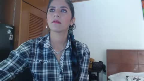 hilaril18 online show from January 19, 4:04 pm