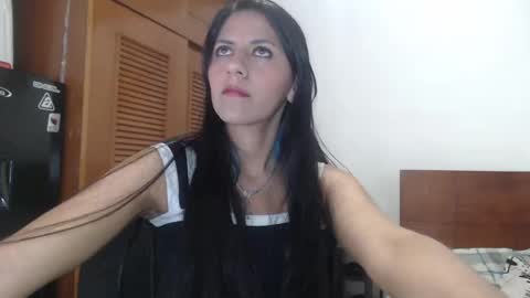 hilaril18 online show from February 1, 1:44 am