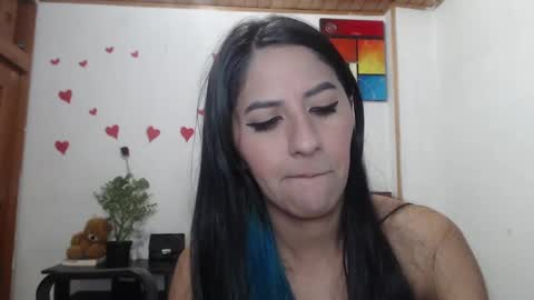 hilaril18 online show from February 18, 10:58 pm