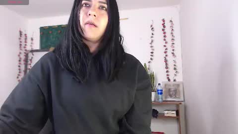 hilaril18 online show from July 9, 5:59 pm