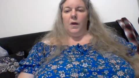 hippysnewhere online show from July 28, 9:07 am