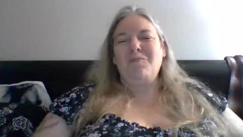 hippysnewhere online show from July 24, 10:13 am