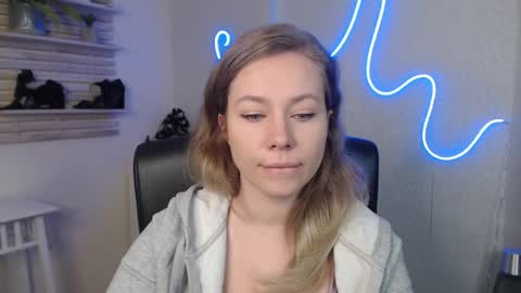 Snapshot of holly_bb95 chatting on March 6, 12:54 am Holly online show from March 6, 12:54 am